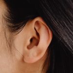 Czym się charakteryzują niewidoczne aparaty słuchowe?