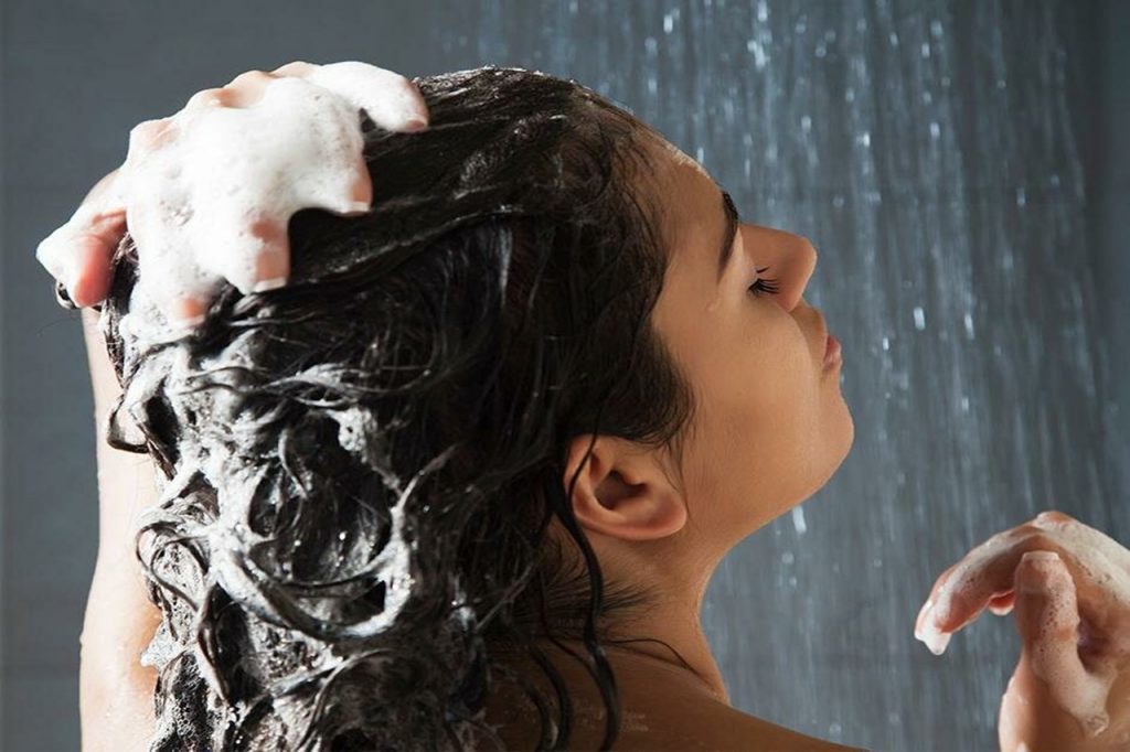 Jak radzić sobie z łuszczycą głowy – jaki szampon?
